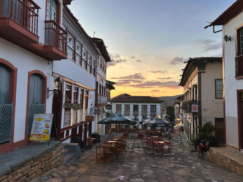 Final do dia no centro histórico, dica de o que fazer em Diamantina, com mesas de bares na rua