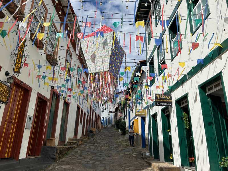 Beco em Diamantina enfeitado para a festa junina