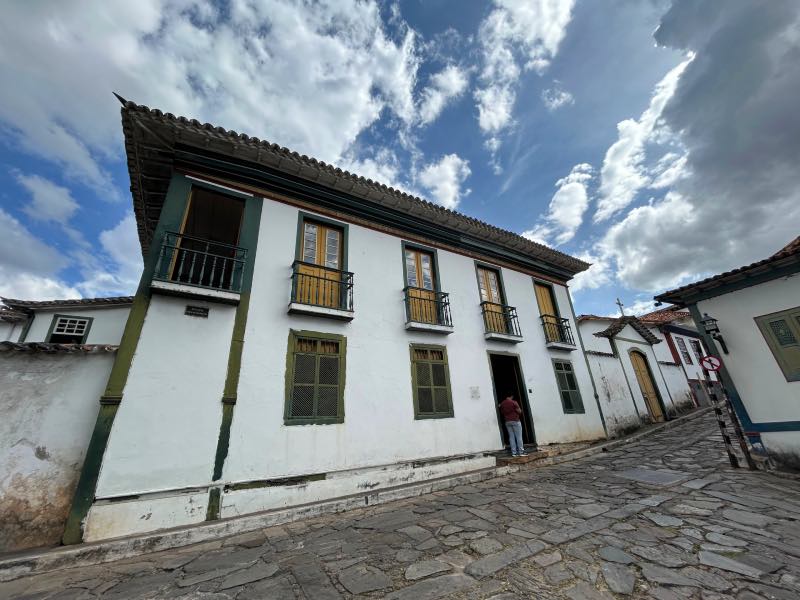 Casa de Chica da Silva vista por fora em dia de céu com nuvens