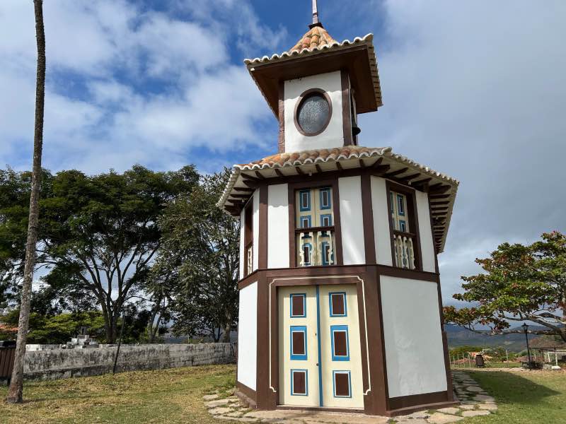 Capela de Nossa Senhora do Rosário, em Milho Verde, MG, perto de Diamantina, em dia de céu azul com nuvens