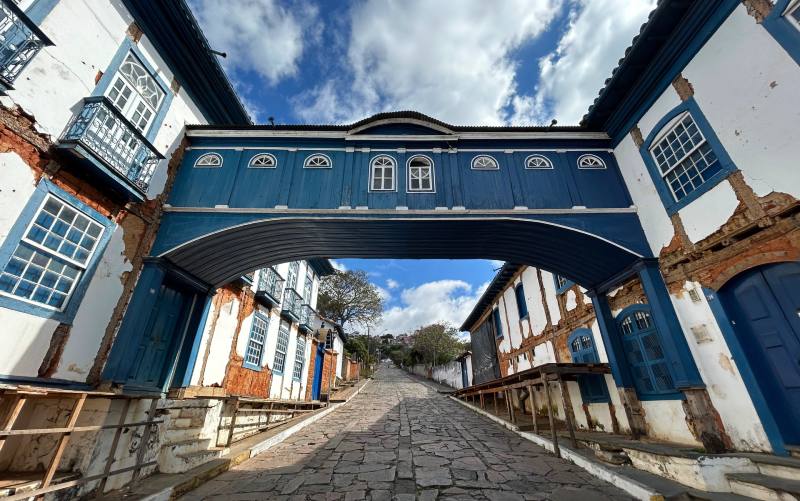 Passadiço da Glória, dica de o que fazer em Diamantina, em dia de céu com algumas nuvens
