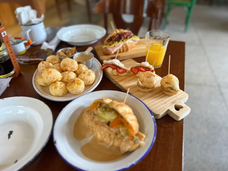 Pães de queijo, croissants, suco de laranja e café na Casa São Benedito, dica de onde comer em Diamantina