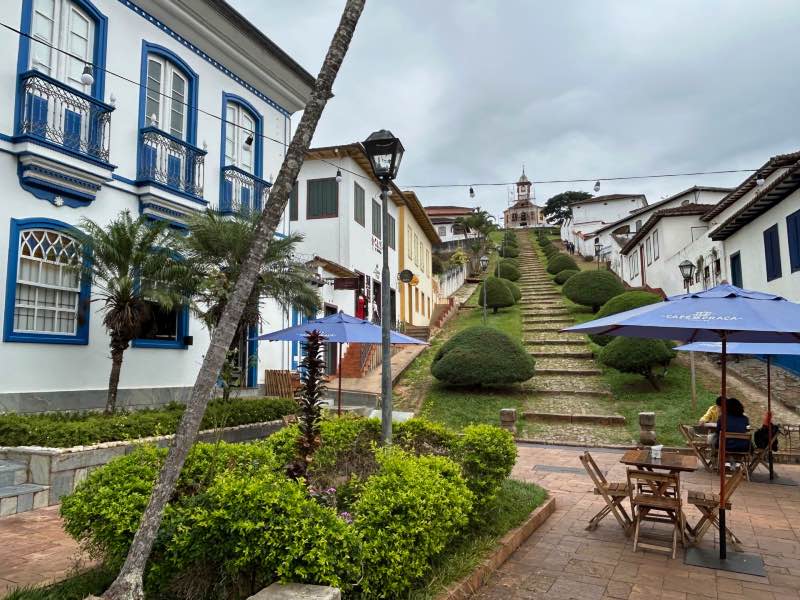 Escadaria de Santa Rita na pracinha central do Serro, em Minas Gerais, em dia nublado