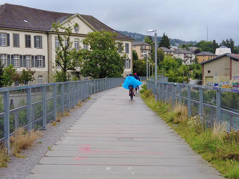 Homem faz passeio de bicicleta em área residencial de Zurique