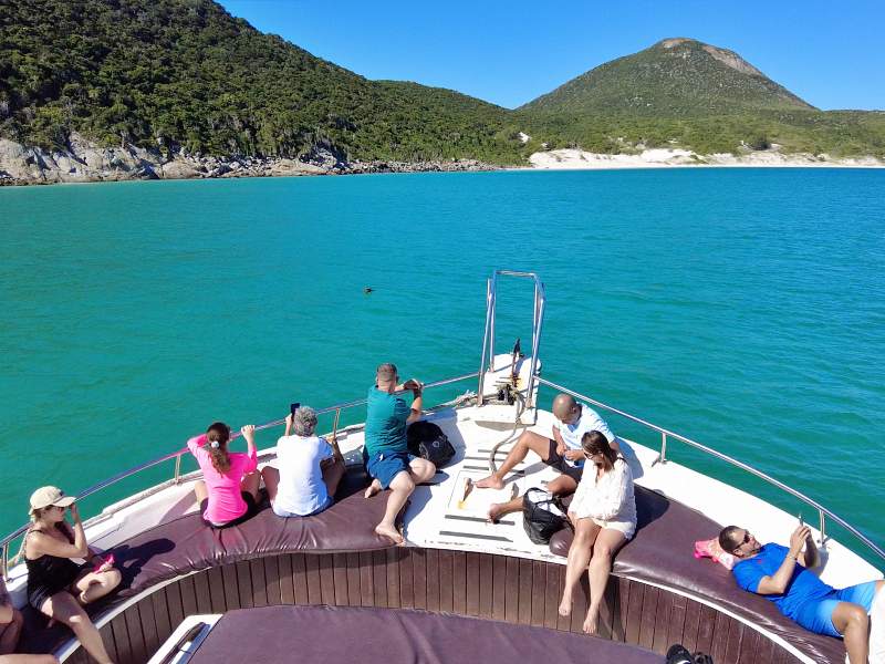 Passageiros na frente de barco em Arraial do Cabo