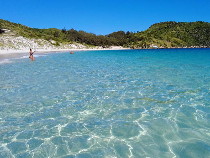 Águas azuis e cristalinas da Ilha do Farol em Arraial do Cabo