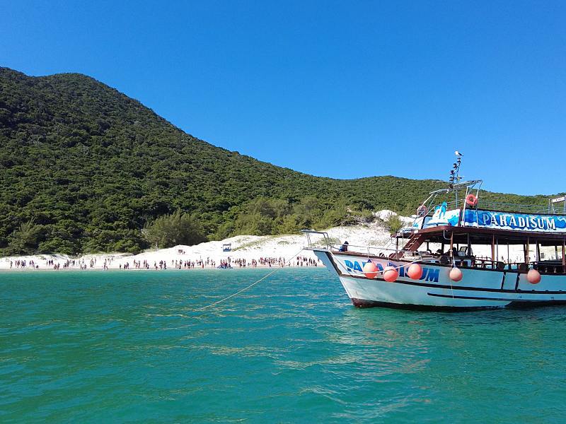 Barco em frente à Ilha do Farol em Arraial do Cabo