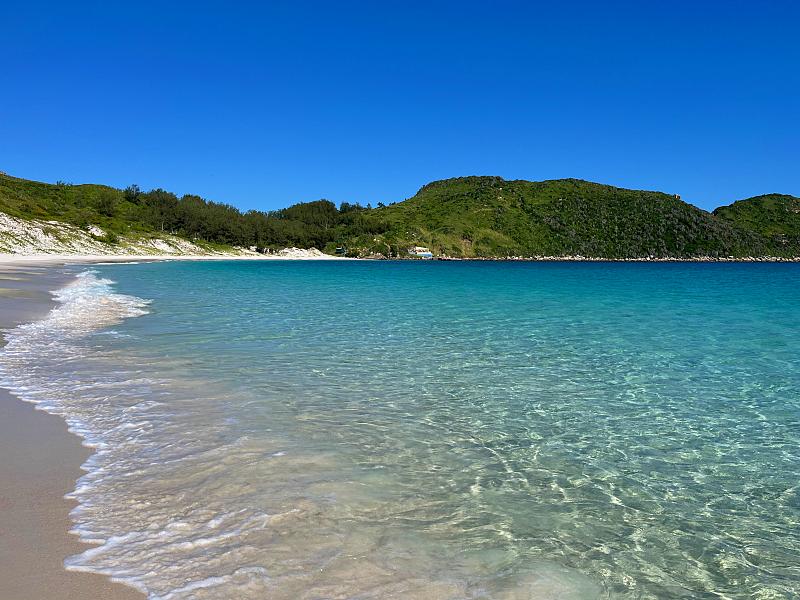 Praia com águas cristalinas e vazia em Arraial do Cabo
