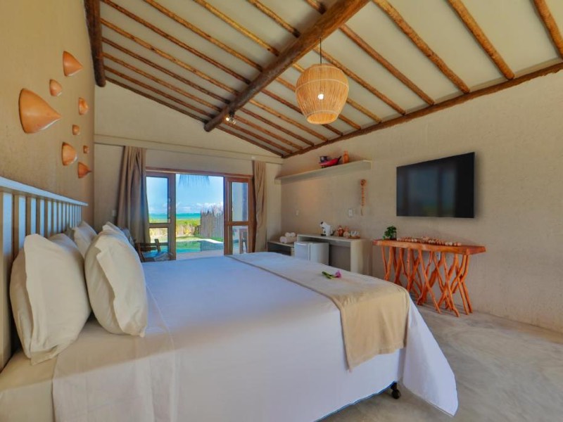 Quarto da Monan com cama de casal e TV