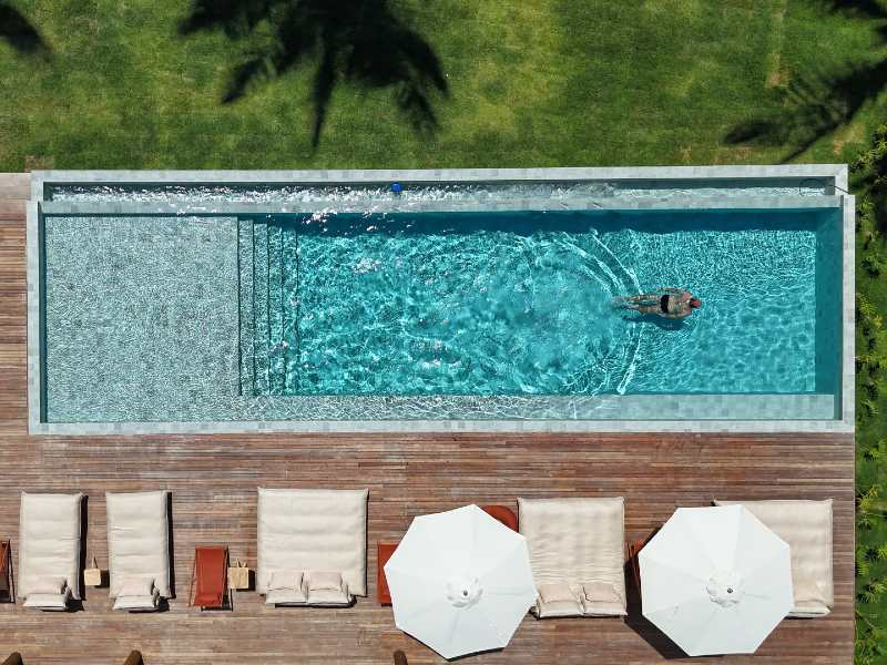 Homem nada em piscina na Origem Patacho, em Alagoas