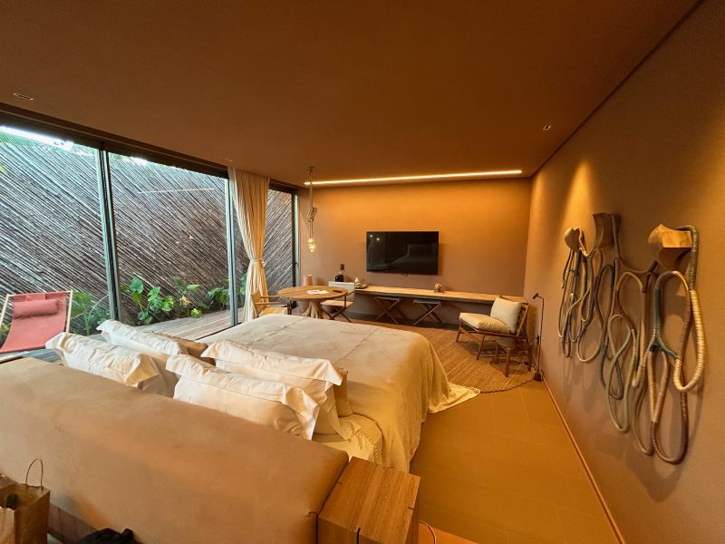 Quarto da Origem Patacho com grande cama de casal e TV