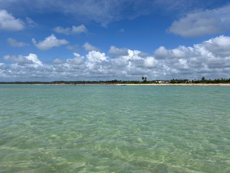 Mar claro e esverdeado da Praia do Patacho