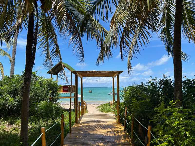 Passarela acessível dá acesso à Praia do Patacho, dica de o que fazer em Porto de Pedras (Foto: Esse Mundo É Nosso)