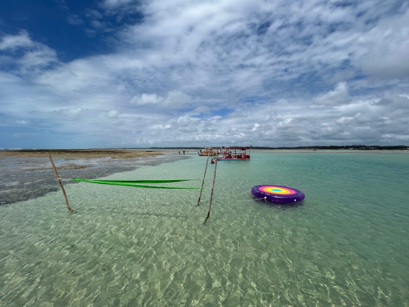 Piscinas naturais do Patacho, dica de o que fazer em Porto de Pedras, com rede e boia no mar
