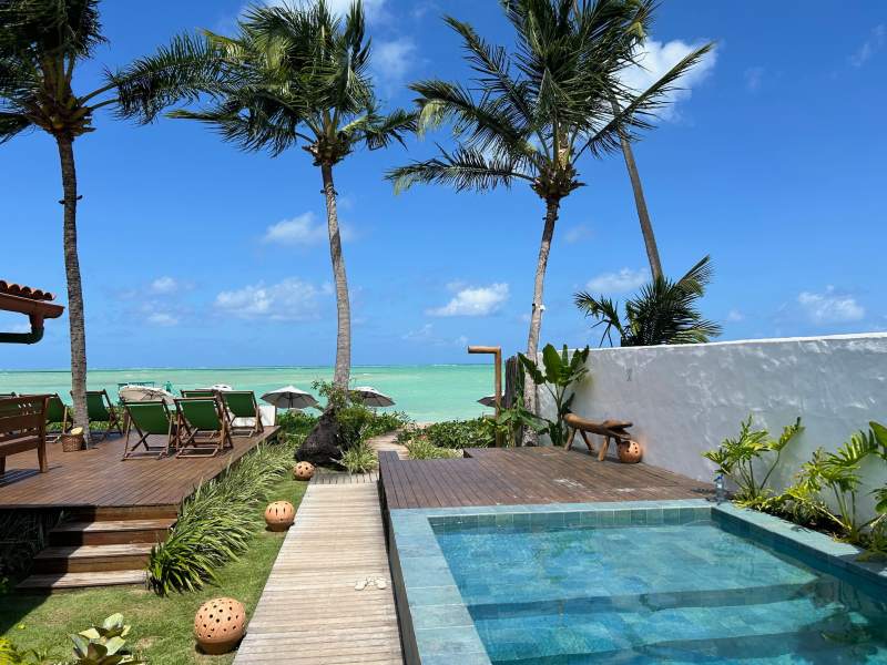 Piscina da Rota Ecológica com vista para o mar verde da Praia de Lages