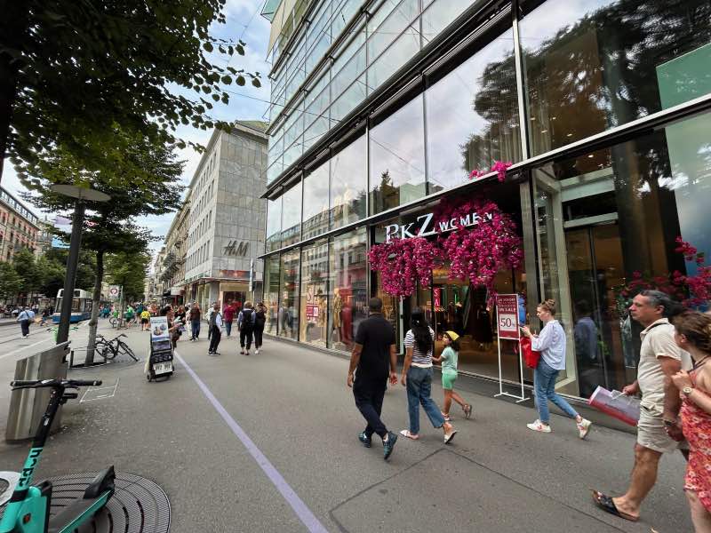 Pessoas andando pela Bahnhofstrasse, dica de o que fazer em Zurique