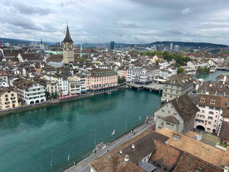 Vista pro centro histórico da cidade no torre de Grossmünster, dica de o que fazer em Zurique