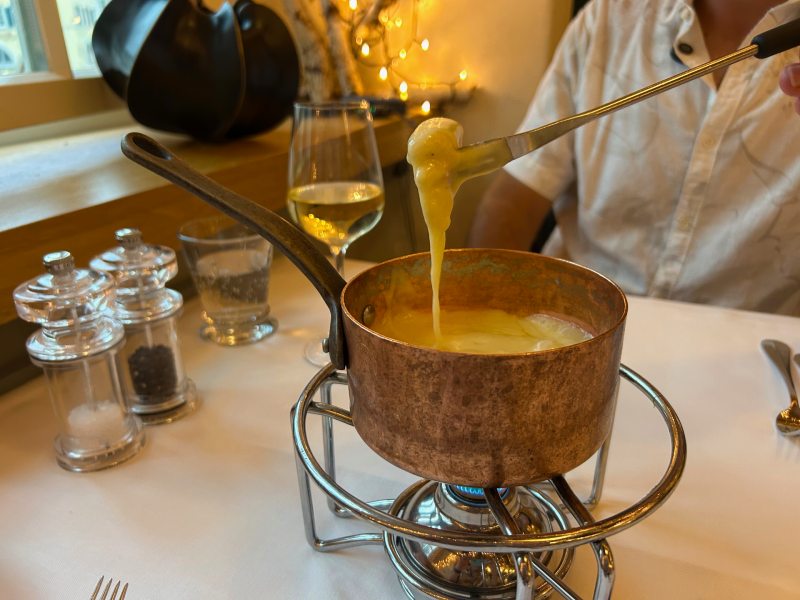 Fondue de queijo com pão do Wirtsstube Münsterhöfli