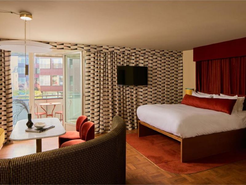 Quarto do Locke am Platz com cama de casal e mesa com cadeiras e sofá