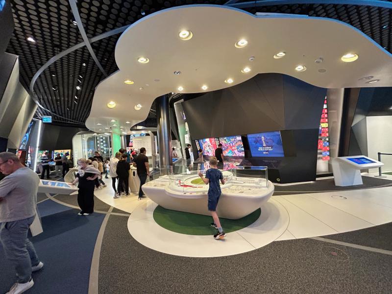 Pessoas interagem no Museu da Fifa, dica de o que fazer em Zurique