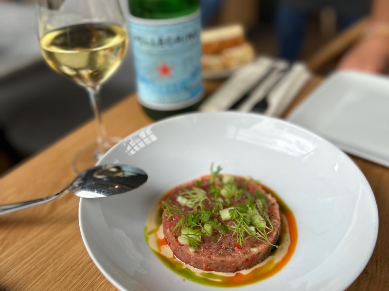 Tartare de atum com vinho e água com gás do Piú Ristorante, dica entre os restaurantes em Zurique