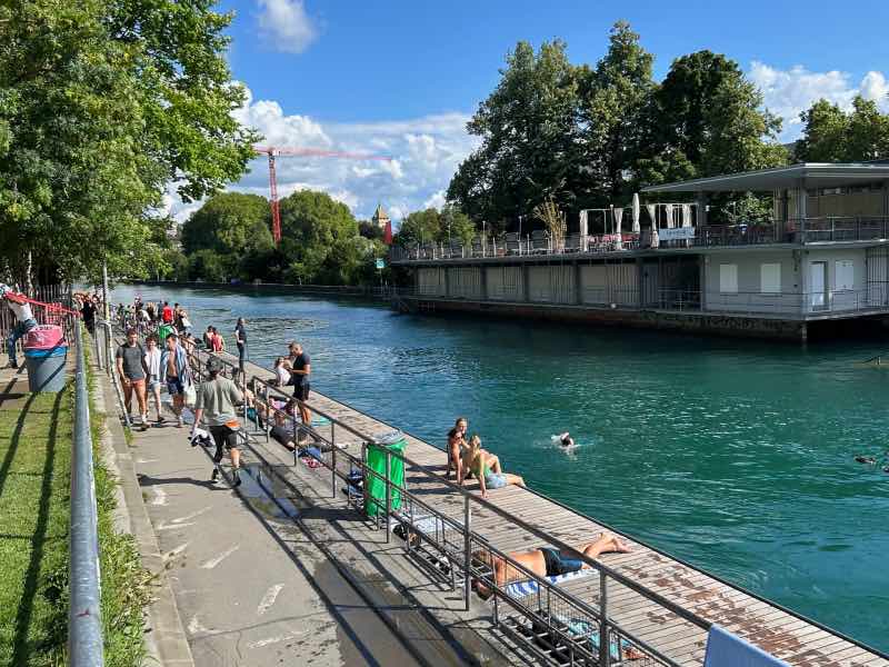 Pessoas curtem o Flussbad Oberer Letten, dica de o que fazer em Zurique no verão