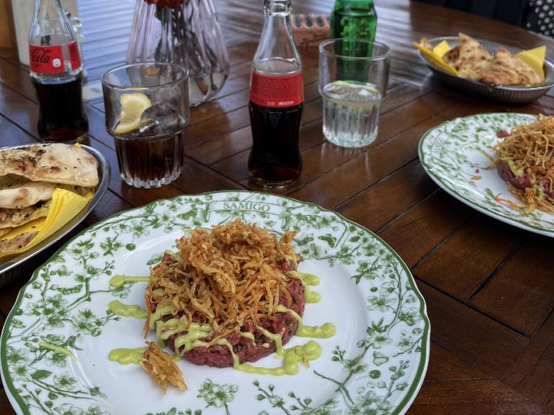 Steak tartare do Samigo Amusement com Coca Cola ao fundo
