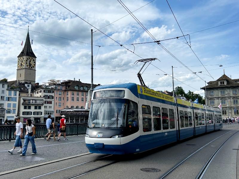 Tram (bonde) passa pelo centro de Zurique, na Suíça