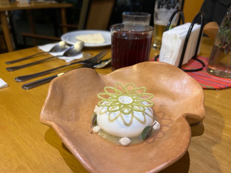 Burrata com geleia e creme de caju do Átrio, dica entre os restaurantes em Cunha