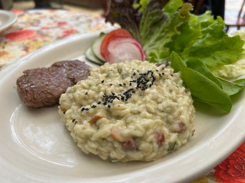 Risoto de gorgonzola com castanhas, medalhão de filé mignon e salada do Drão