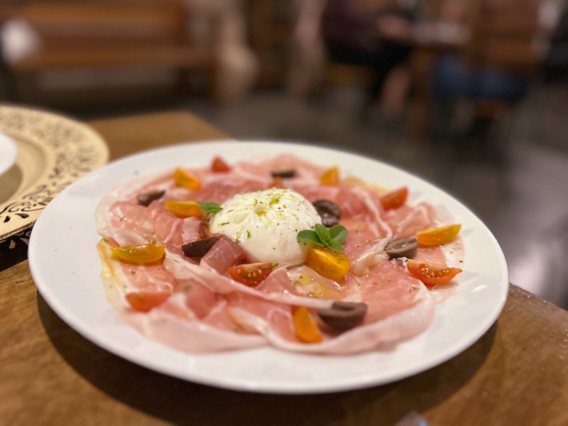 Burrata della casa com presunto cru, tomates e azeitonas do Il Pumo, dica de onde comer em Cunha