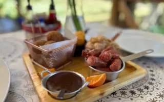 Kombo Kallas, do Kallas da Serra, com bolinho de porco na lata com barbecue de framboesa, torresmo à pururuca, linguiça artesanal e mandioca frita