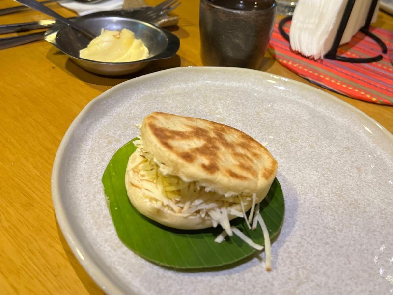 Arepa andina recheada com queijo defumado do Átrio, dica de onde comer em Cunha