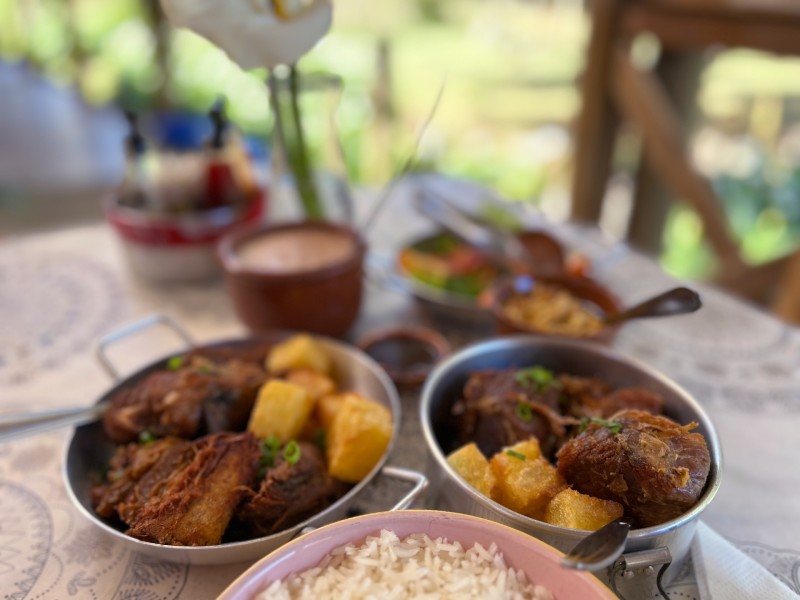 Porco na lata e costelinha na lata do Kallas da Serra, dica entre os restaurantes em Cunha