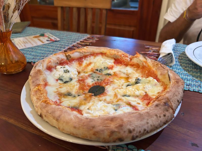 Pizza de quatro queijos da Porco e Pizza, dica de onde comer em Cunha