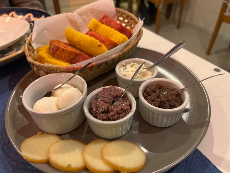 Pães artesanais com queijos e patês do Veríssima Bistrô, dica entre os restaurantes em Cunha