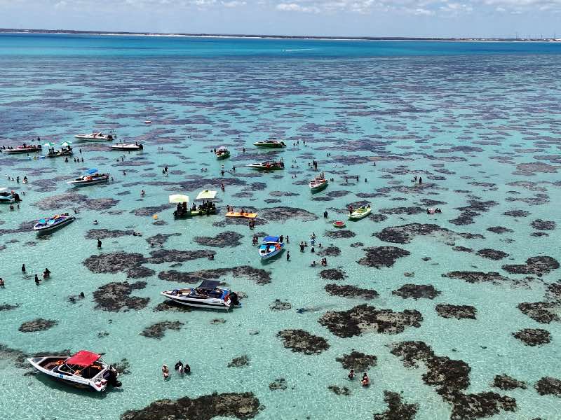 Vista aérea dos Parrachos do Rio do Fogo com lanchas e corais entre as águas cristalinas