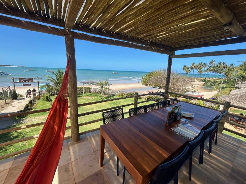 Mesa vazia e rede com vista para o mar no Parrachos Praia Clube
