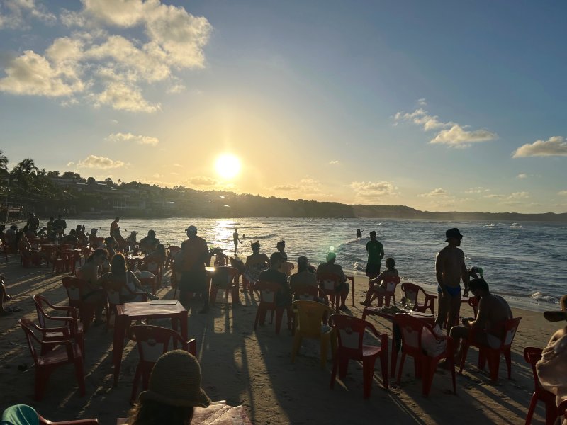 Pôr do sol no Orishas, bar na Praia do Centro, em Pipa, RN