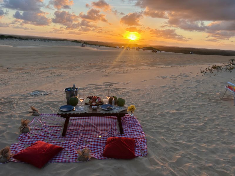Piquenique nas dunas durante o pôr do sol em Natal