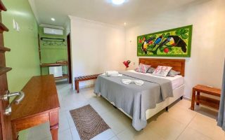 Quarto da Pousada Aldeia Maracajaú, dica de onde ficar em Maracajaú, com cama de casal e ar-condicionado