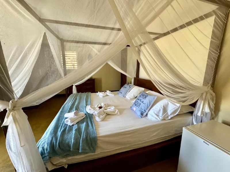 Cama de casal da Pousada Bikibu com mosquiteiro