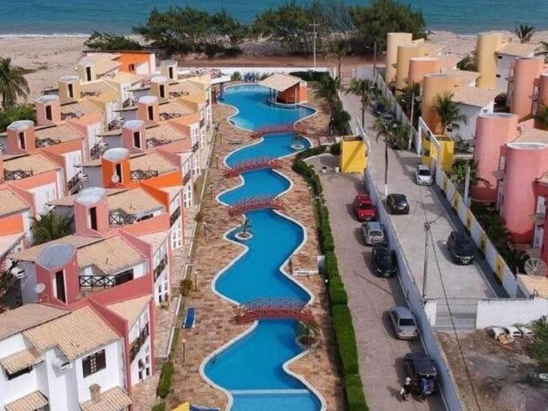 Vista aérea do condomínio Paraíso de Maracajaú com piscinas e chalés