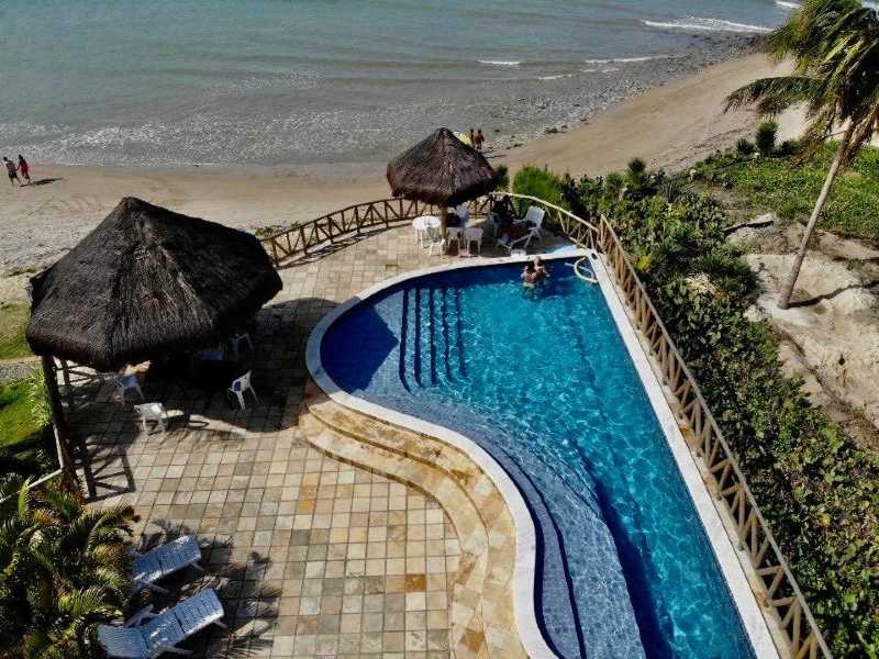 Vista de cima da piscina da Pousada Ponta dos Anéis, dica de onde ficar em Maracajaú