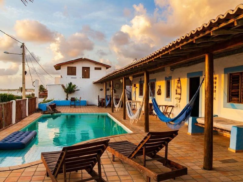 Área externa da Pousada Casa Feliz, em Maxaranguape, com piscina