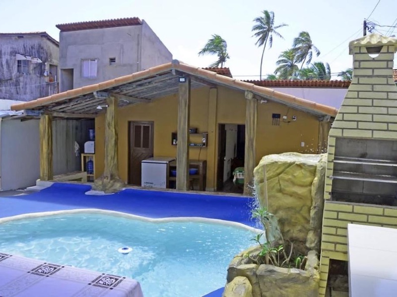 Área externa da Pousada Maracajaú com piscina e churrasqueira