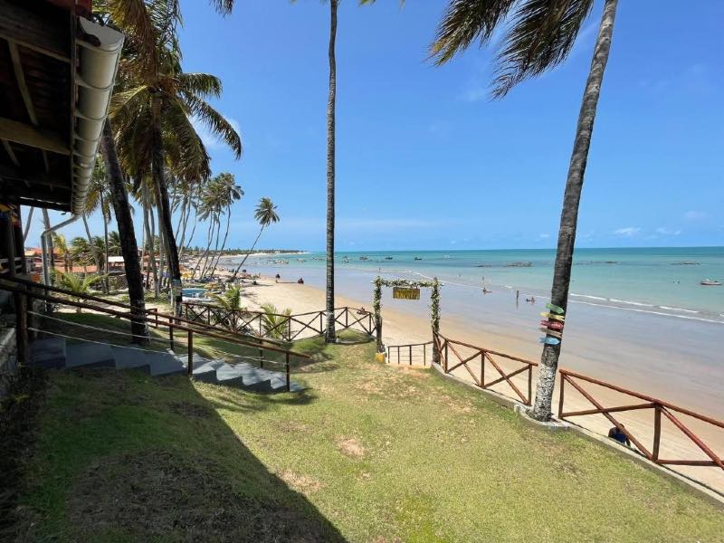 Área externa da Pousada Parracho, dica de onde ficar em Maracajaú, com vista para o mar