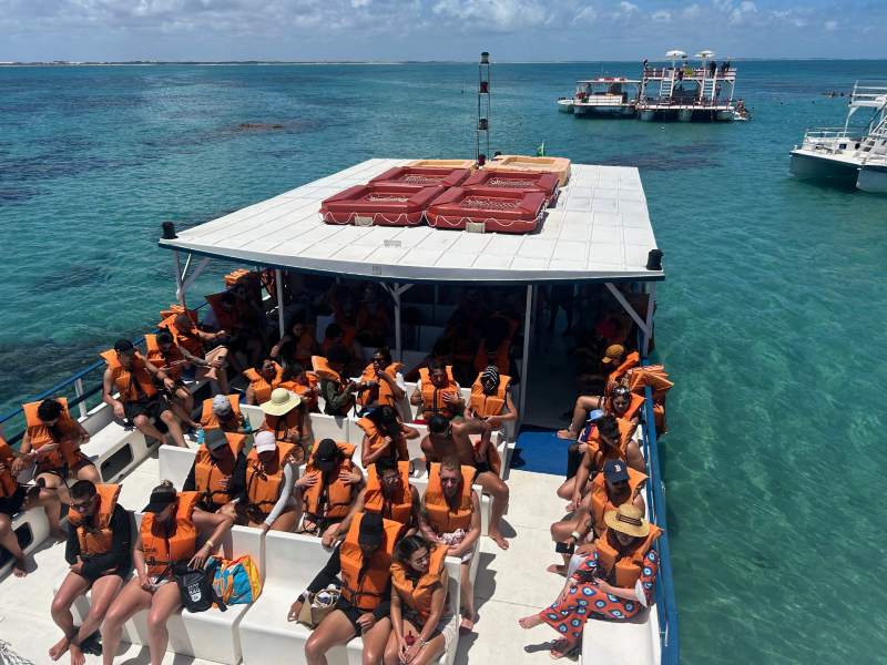 Catamarã leva turistas aos Parrachos de Maracajaú, no RN