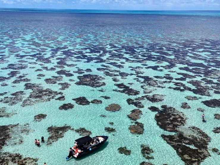 Lancha parada nos Parrachos do Rio do Fogo com água cristalina vista do alto