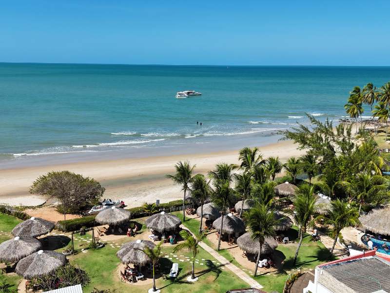 Vista aérea do Parrachos Praia Clube, beach club em Maracajaú em dia de céu azul